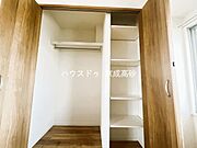 大型のクローゼットです！これだけの収納力があれば部屋もスッキリ保てますよ！