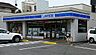 周辺：コンビニ ローソン松戸日暮店 584m