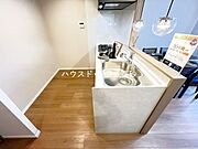 キッチンスペースは明るい空間に！細部にまで施された上質なアイテムが快適な日常生活を叶えてくれます。お料理もしやすく、お子様の様子を見ながら家事も出来ます！