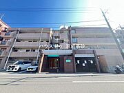 爽やかな青空の下に贅沢なほどに降り注ぐ陽光、豊かな居住性と、クオリティ。住まうことの喜びを感じさせてくれます。