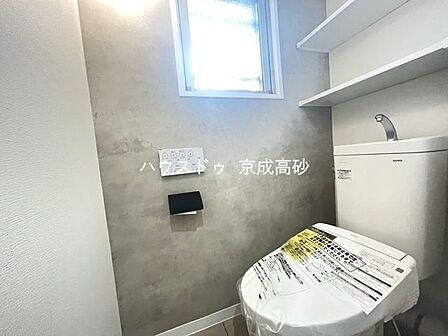 洗浄付き便座が魅力的なトイレです♪毎日使用する場所だからこそ、いつも清潔な空間であって頂けるよう配慮しました。窓で換気はばっちり、デザインもシンプルで清潔感が漂います。