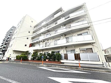 モダンで洗練されたデザイン。シンプルながらもスタイリッシュな印象を与え、周囲の環境とも調和しています。