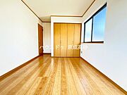 お子様の成長と共に「住まい方」も変化していきます。居室にはクローゼットを完備し、自由度の高い家具の配置が叶うシンプルな空間です。