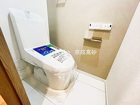 お掃除しやすい素材と機能にこだわったトイレはいつまでもキレイが続きます。少ない水量で洗浄できる、環境にもお財布にもやさしいエコなトイレです。