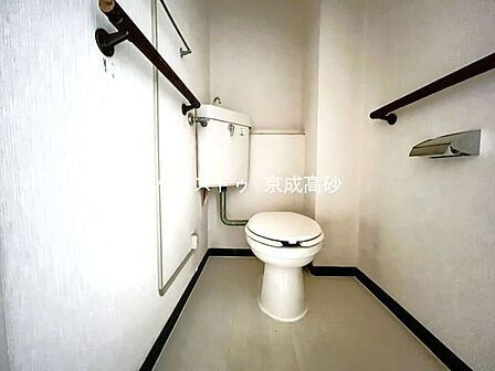 白を基調とした、シンプルながらも落ち着くデザイン。洗浄付き温水便座で機能性も兼ね備えています♪毎日に欠かせないお手洗いだからこそ、ほっと落ち着く空間としての機能を重視しています。