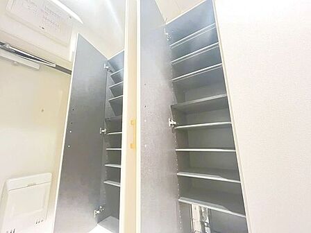 大型の下駄箱収納でお気に入りの靴もたっぷり収納できますね!