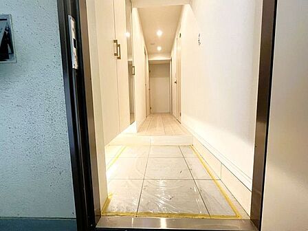 上質感漂う玄関です♪居住者の帰り、訪れる方を優しく迎える・安らぎに満ちた生活空間を予感させるようなその佇まいが魅力的ですね。「行ってらっしゃい」「おかえりなさい」が溢れるような明るい空間です☆