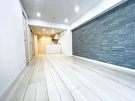 明るく開放的な空間が広がるリビングダイニング。室内には豊かな陽光が注ぎ込み、爽やかな住空間を演出。ホームパーティーでもゲストと一緒に料理を楽しみながら楽しい時間を過ごせそうですね。