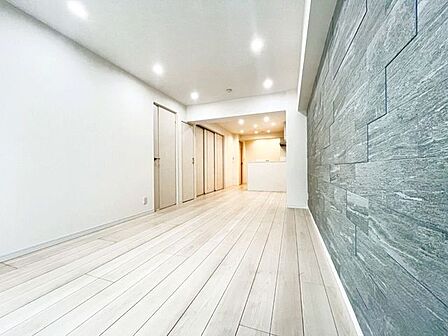 開放感とデザインの共存、我が家の室内を華やかに演出してくれる見事な空間です。時には家族の笑い声がこだまし、時にはゆったりと落ち着く時が流れ、どんな時間も包み込んでくれるような安心感があります。