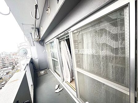 暖かい陽ざしが差込むバルコニー。晴れた日には洗濯物が良く乾きます。風通しも良好です。