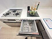 家事の時短に効果大の食洗器付き。高温でパワフルに洗い、温風乾燥します。手洗いよりも節水・節約が可能です。一度使うと手放せないですよ！