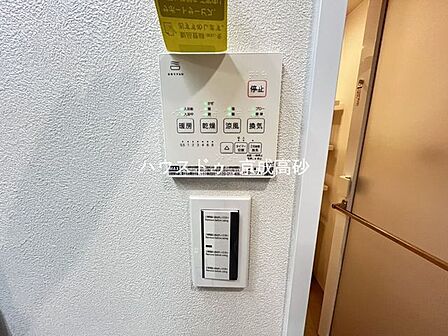 カビの発生も抑制出来ます！また暖房・涼風機能も付いているので冬はいつでも暖かく、夏は涼しく、雨の日でも洗濯物が乾くのも良いですよね！梅雨の時期など重宝します。