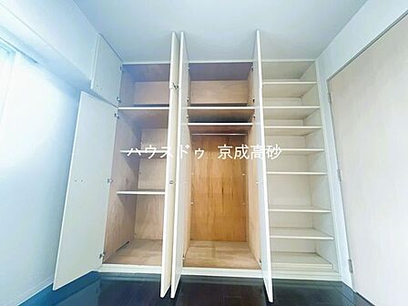 大型のクローゼットです!これだけの収納力があれば部屋もスッキリ保てますよ!