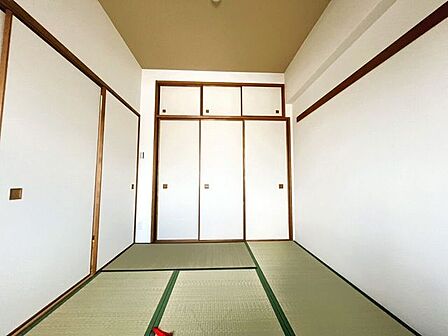 続き間の和室は、くつろぎ空間として、来客時は客間にもなります!畳の上でゴロゴロするのも良いですね。