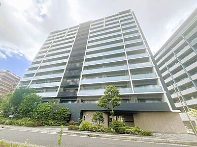 外観:爽やかな青空の下に贅沢なほどに降り注ぐ陽光、豊かな居住性と、クオリティ。住まうことの喜びを感じさせてくれます。 外観:爽やかな青空の下に贅沢なほどに降り注ぐ陽光、豊かな居住性と、クオリティ。住まうことの喜びを感じさせてくれます。