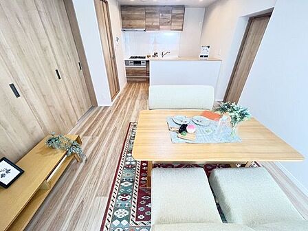 開放感とデザインの共存、我が家の室内を華やかに演出してくれる見事な空間です。時には家族の笑い声がこだまし、時にはゆったりと落ち着く時が流れ、どんな時間も包み込んでくれるような安心感があります。