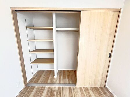 大型のクローゼットです!これだけの収納力があれば部屋もスッキリ保てますよ!