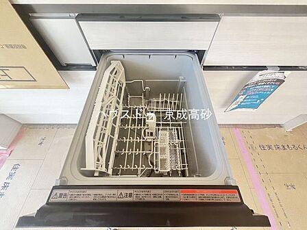 家事の時短に効果大の食洗器付き。高温でパワフルに洗い、温風乾燥します。手洗いよりも節水・節約が可能です。一度使うと手放せないですよ!
