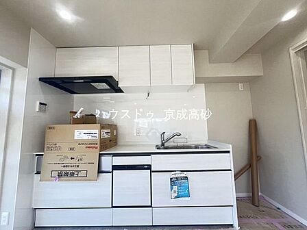 壁付け式で収納スペースを確保でき、作業スペースが広く、複数人でお料理が楽しめますね。
