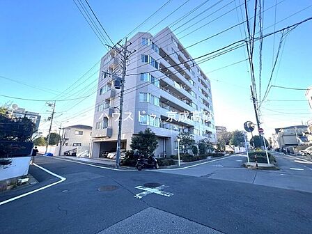 爽やかな青空の下に贅沢なほどに降り注ぐ陽光、豊かな居住性と、クオリティ。住まうことの喜びを感じさせてくれます。