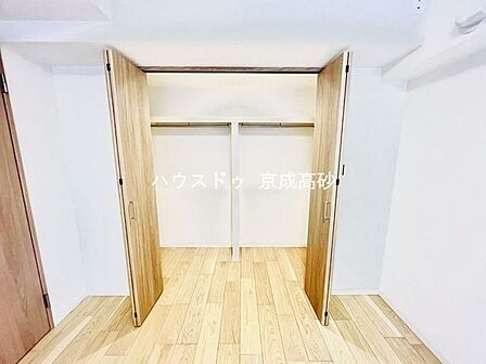 人気のウォークインクローゼットが備え付けられております♪収納が広々としているとインテリアや家具のレイアウトにもこだわることができますね。全居室収納付きで機能性にも優れた住宅です☆