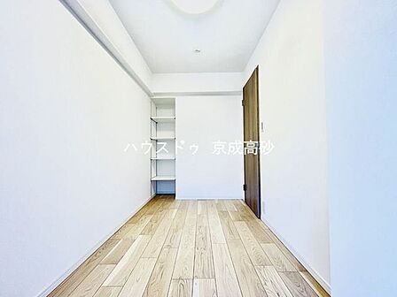 家族一人ひとりの大切なプライベート空間。趣味に合わせて使って頂けるようシンプルに仕上げてあります。暮らし心地を大きく左右する収納をしっかり確保した使い勝手のいいお部屋です。