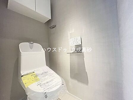 お掃除しやすい素材と機能にこだわったトイレはいつまでもキレイが続きます。少ない水量で洗浄できる、環境にもお財布にもやさしいエコなトイレです。