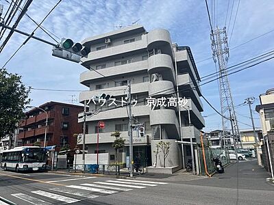 外観：爽やかな青空の下に贅沢なほどに降り注ぐ陽光、豊かな居住性と、クオリティ。住まうことの喜びを感じさせてくれます。