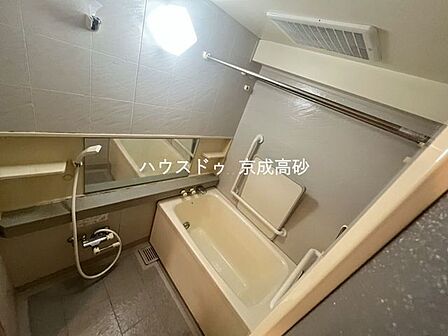 広い浴槽で足を伸ばせば1日の疲れも癒されます。落ち着いた雰囲気で、毎日のバスタイムが楽しみになりそうです。