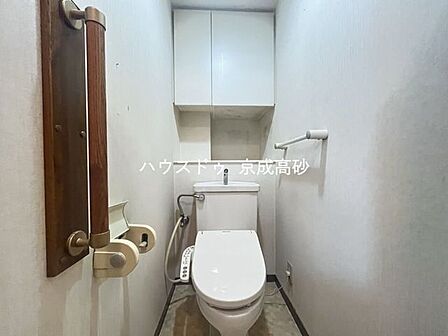 お掃除しやすい素材と機能にこだわったトイレはいつまでもキレイが続きます。少ない水量で洗浄できる、環境にもお財布にもやさしいエコなトイレです。