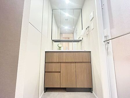 十分な大きさの洗面台は収納もさる事ながら、身だしなみチェックや歯磨きなど、朝の慌ただしい時間でもゆとりあるスペースで余裕を感じていただけます。