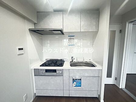 壁付け式で収納スペースを確保でき、作業スペースが広く、複数人でお料理が楽しめますね。