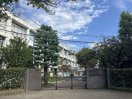 葛飾区立綾南小学校 160m