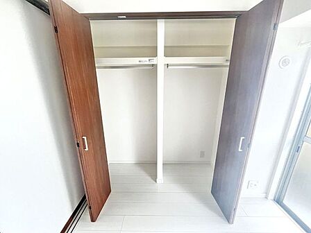 大型のクローゼットです!これだけの収納力があれば部屋もスッキリ保てますよ!