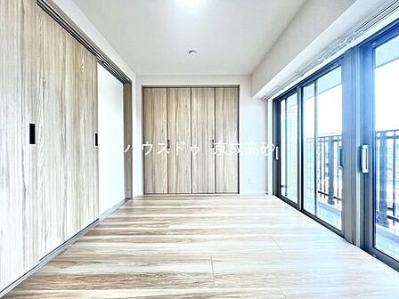 毎日の疲れを癒す主寝室。リラックスできる時間をお過ごしください。
