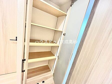 適材適所の収納付きです。
