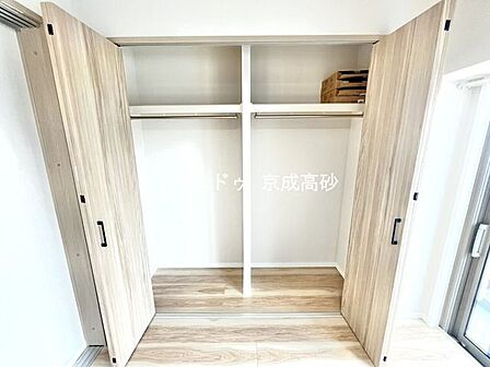 大型のクローゼットです！これだけの収納力があれば部屋もスッキリ保てますよ！