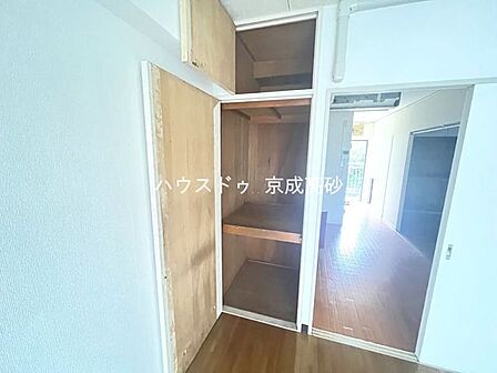適材適所の収納付きです。