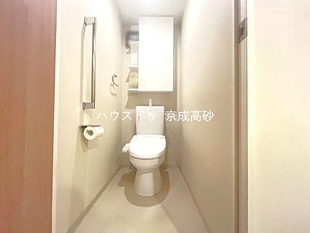 洗浄付き便座が魅力的なトイレです♪毎日使用する場所だからこそ、いつも清潔な空間であって頂けるよう配慮しました。デザインもシンプルで清潔感が漂います。