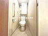 トイレ：洗浄付き便座が魅力的なトイレです♪毎日使用する場所だからこそ、いつも清潔な空間であって頂けるよう配慮しました。デザインもシンプルで清潔感が漂います。