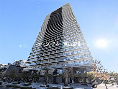 外観:爽やかな青空の下に贅沢なほどに降り注ぐ陽光、豊かな居住性と、クオリティ。住まうことの喜びを感じさせてくれます。 外観:爽やかな青空の下に贅沢なほどに降り注ぐ陽光、豊かな居住性と、クオリティ。住まうことの喜びを感じさせてくれます。