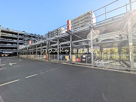 敷地内にある立体駐車場です。空き状況は、お気軽にお問合せください。