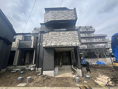 外観:通風、採光に優れた心地のいい新築戸建てが誕生!モダンなデザインが目を惹きます。外観も内装も、お客様の「あったらいいな」を形にできるようにこだわりました♪ゆったりリビングが魅力の物件です☆ 外観:通風、採光に優れた心地のいい新築戸建てが誕生!モダンなデザインが目を惹きます。外観も内装も、お客様の「あったらいいな」を形にできるようにこだわりました♪ゆったりリビングが魅力の物件です☆