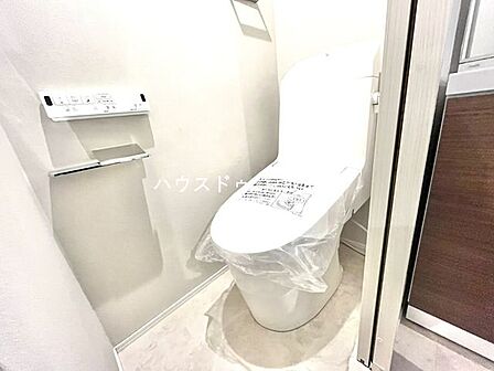 洗浄付き便座が魅力的なトイレです♪毎日使用する場所だからこそ、いつも清潔な空間であって頂けるよう配慮しました。窓で換気はばっちり、デザインもシンプルで清潔感が漂います。