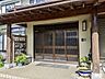 玄関：深い屋根付きで雨の日のベビーカー移動も快適。家族をゆったり迎え入れる、間口の広い和風の玄関です。