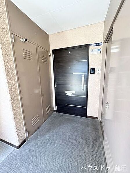 カメラ付きインターホン完備でお子様のお留守番も安心。共用部からも管理体制の良さが伝わるマンション。