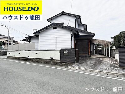 外観:雨の日の送り迎えや買い物も濡れずに快適なカーポート付き。ゆとりあるカースペースで毎日の移動も快適。 外観:雨の日の送り迎えや買い物も濡れずに快適なカーポート付き。ゆとりあるカースペースで毎日の移動も快適。