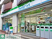 ファミリーマート新宿荒木町店 徒歩6分。コンビニ 410m