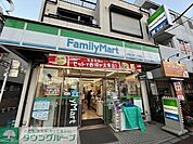ファミリーマート 徒歩3分。コンビニ 210m