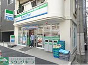 ファミリーマート湊二丁目店 徒歩2分。コンビニ 130m